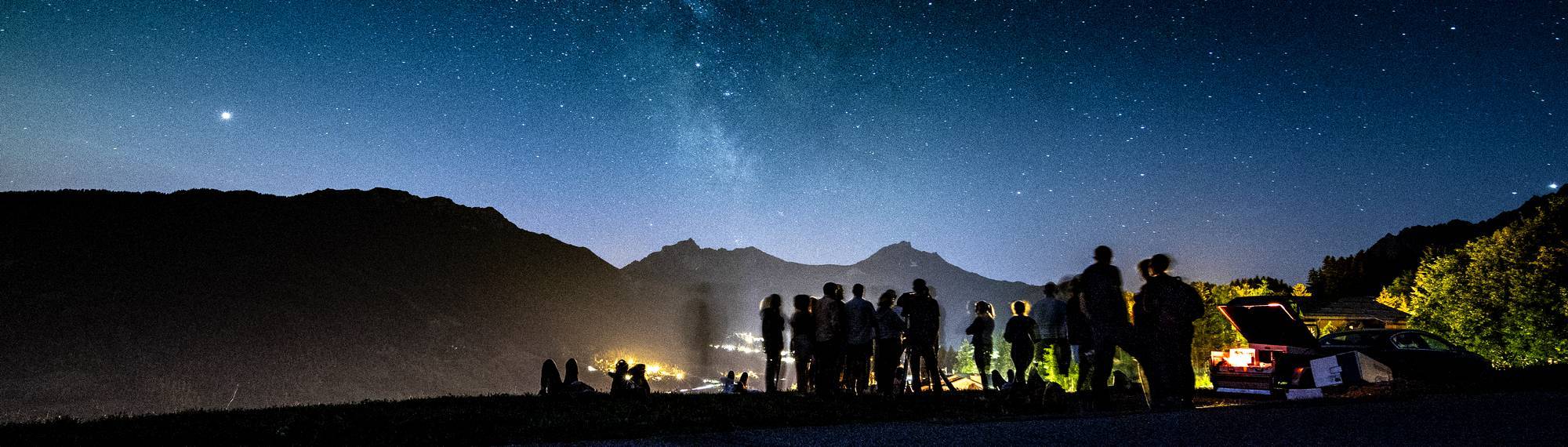 Groupe regardant les étoiles de nuit